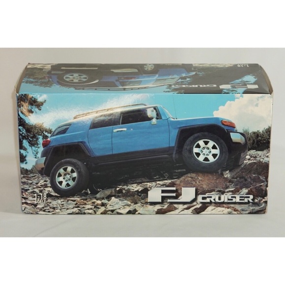 Toyota FJ Cruiser Diecast Metal 1:18 Model Rare - Picture 3 of 8